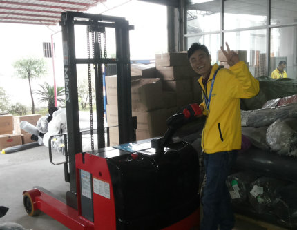 肇慶知名鞋業(yè)廠采購(gòu)我司前移式電動(dòng)叉車一輛